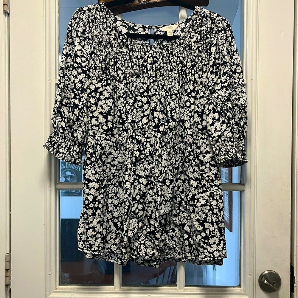 Short sleeve black and white blouse